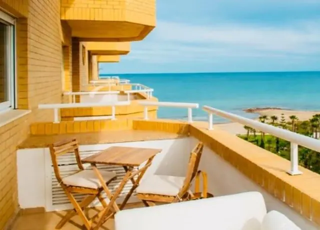 Terraza amueblada con vistas al Mediterráneo