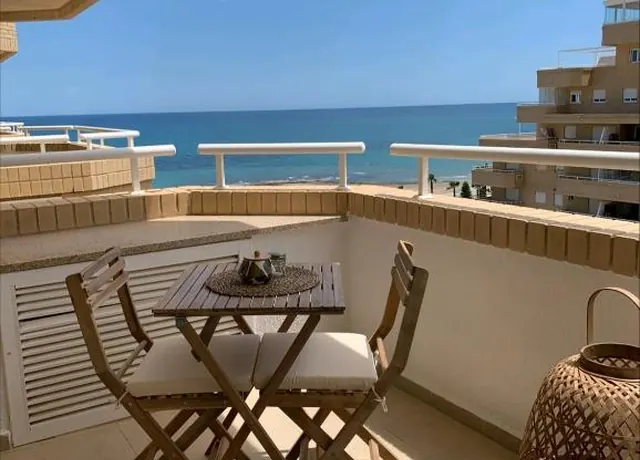 Mesa exterior para desayunos frente al mar