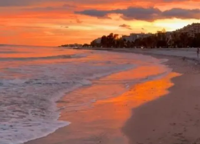 Paseos al atardecer junto al mar