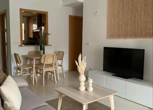 Salón con TV y comedor