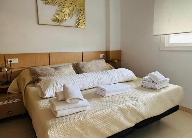 Dormitorio principal con cama de matrimonio
