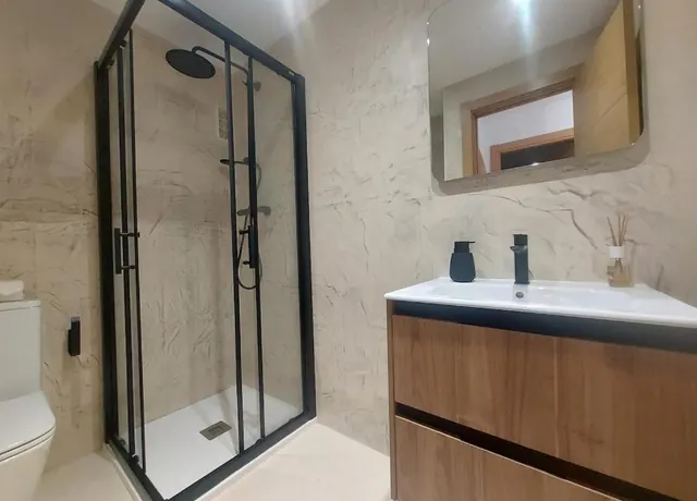 Ducha y lavabo con acabados actuales
