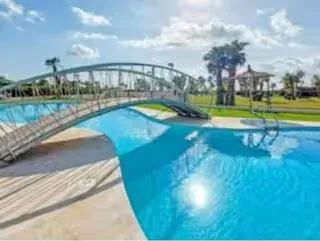 Piscina con puente
