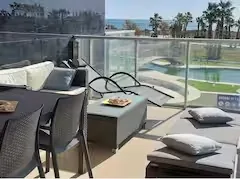 Terraza con tumbonas