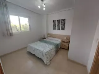 Dormitorio principal con cama de matrimonio