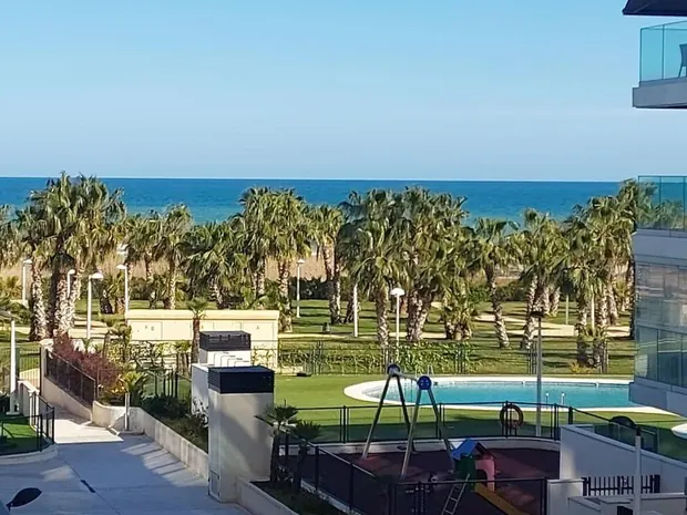 Vistas al mar, piscina y parque infantil