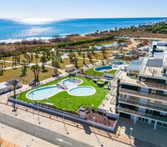 Urbanización, piscinas y mar