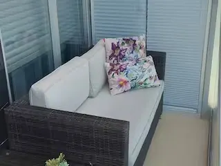 Zona de sofá en la terraza acristalada